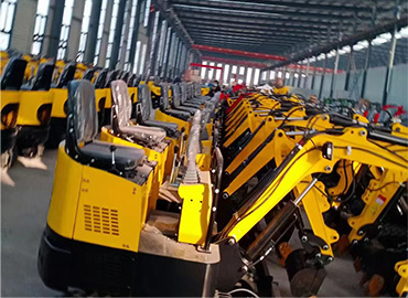 廠房內(nèi)整齊陳列的小型挖掘機(jī)